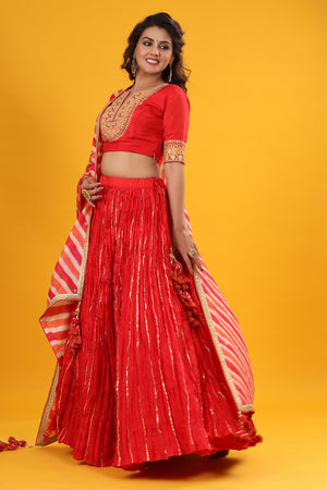 Red Gold Lehenga Choli Pakistani Wedding Dresses | Beautiful red dresses,  Bridal lehenga red, Gold lehenga