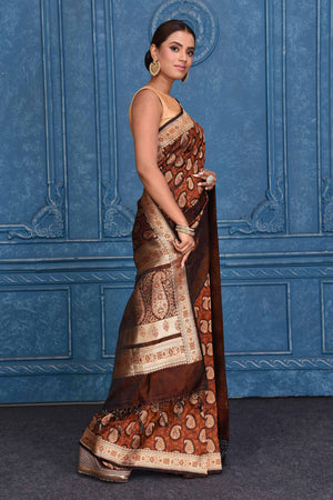 Buy brown Tanchoi silk Banarasi saree online in USA with paisley buta. Look your best on festive occasions in latest designer sarees, pure silk saris, Kanchipuram silk sarees, handwoven sarees, tussar silk sarees, embroidered saris from Pure Elegance Indian clothing store in USA.-side