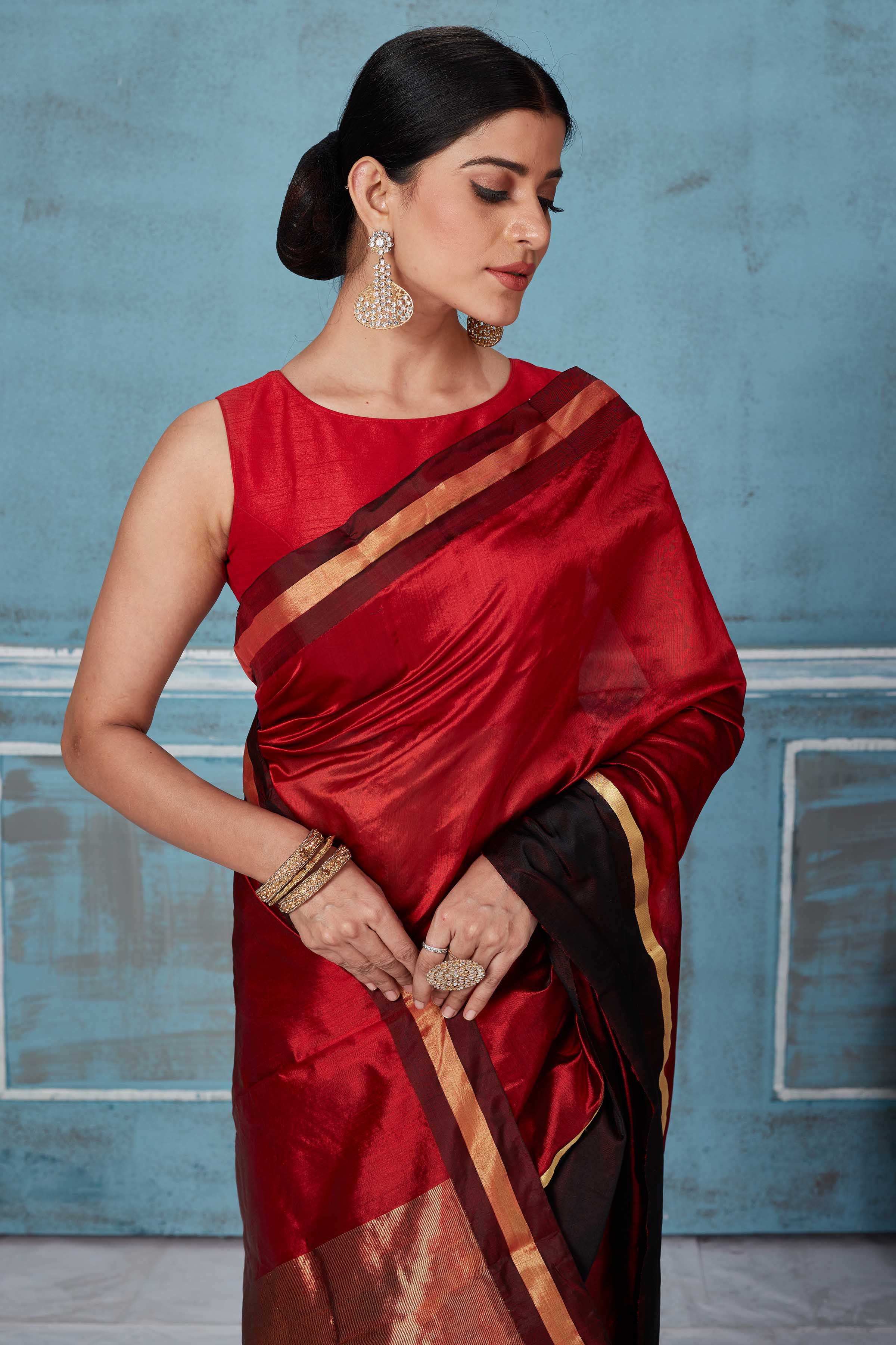 Buy beautiful maroon Pattu silk saree online in USA with black Mashru border. Look your best on festive occasions in latest designer saris, pure silk saris, Kanchipuram silk sarees, handwoven sarees, tussar silk sarees, embroidered sarees from Pure Elegance Indian fashion store in USA.-closeup