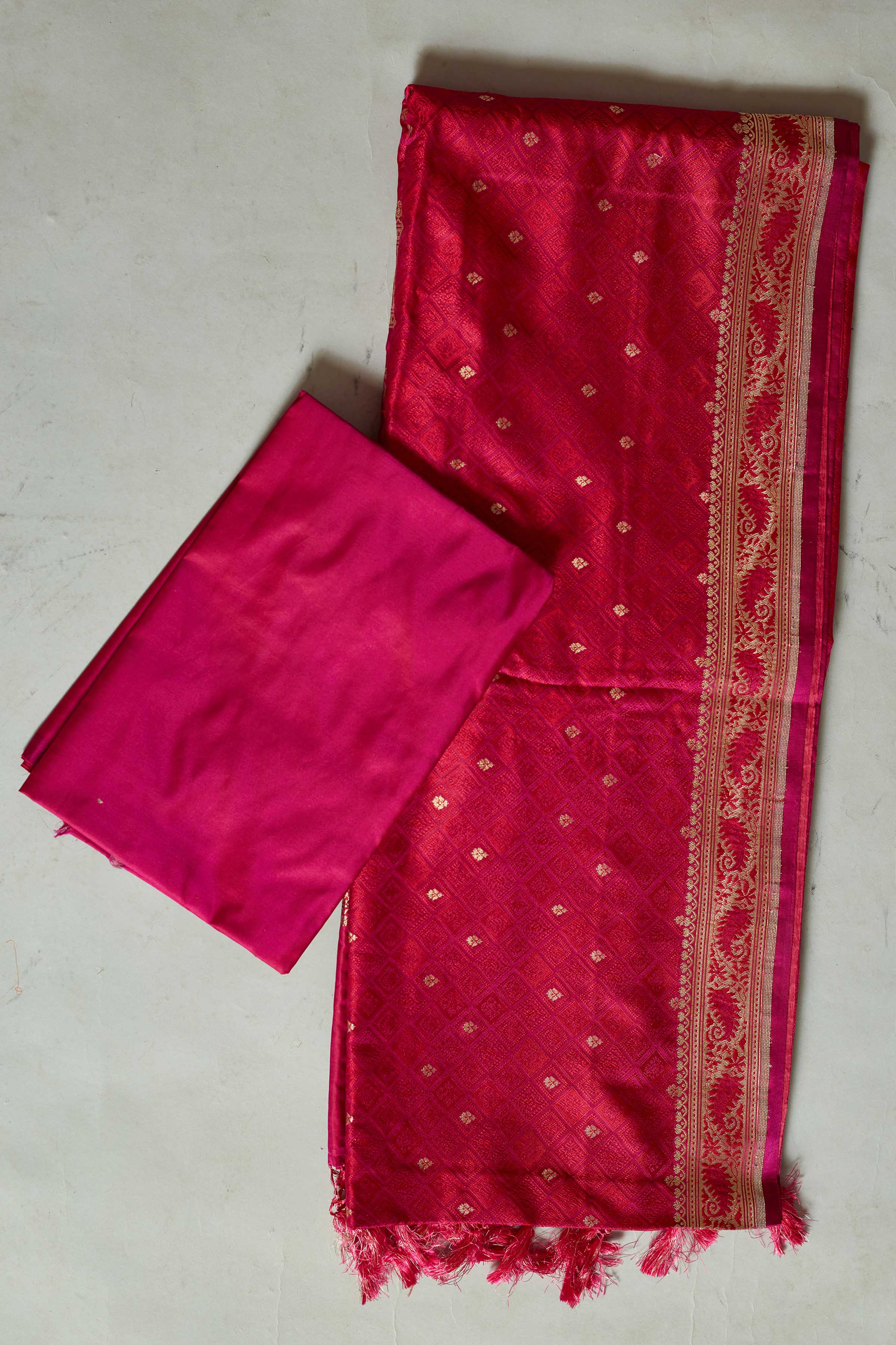 Buy beautiful pink Tanchoi Banarasi saree online in USA with zari buti and border. Look your best on festive occasions in latest designer saris, pure silk sarees, Kanjivaram silk sarees, handwoven saris, tussar silk sarees, embroidered sarees from Pure Elegance Indian clothing store in USA.-blouse