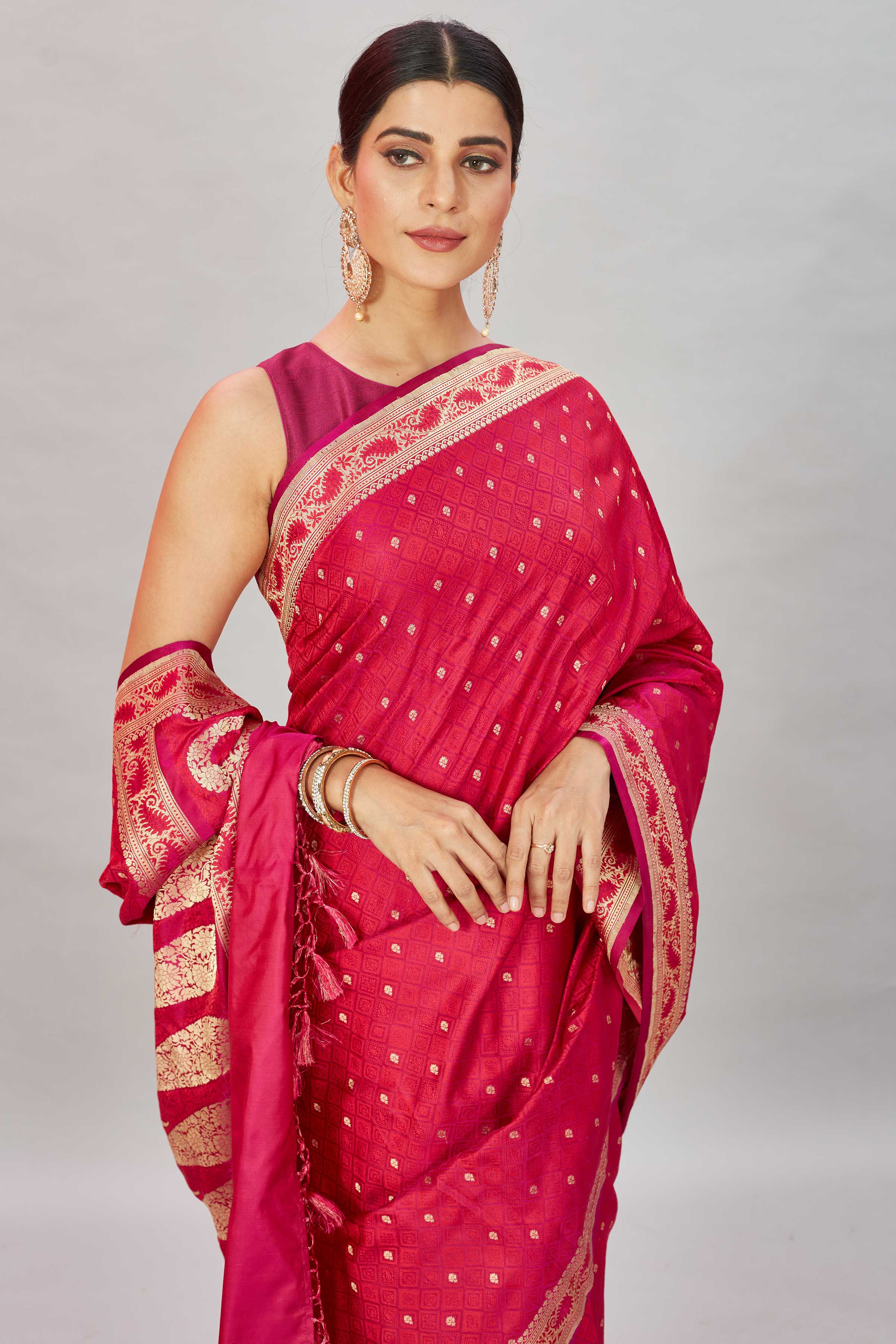 Buy beautiful pink Tanchoi Banarasi saree online in USA with zari buti and border. Look your best on festive occasions in latest designer saris, pure silk sarees, Kanjivaram silk sarees, handwoven saris, tussar silk sarees, embroidered sarees from Pure Elegance Indian clothing store in USA.-closeup