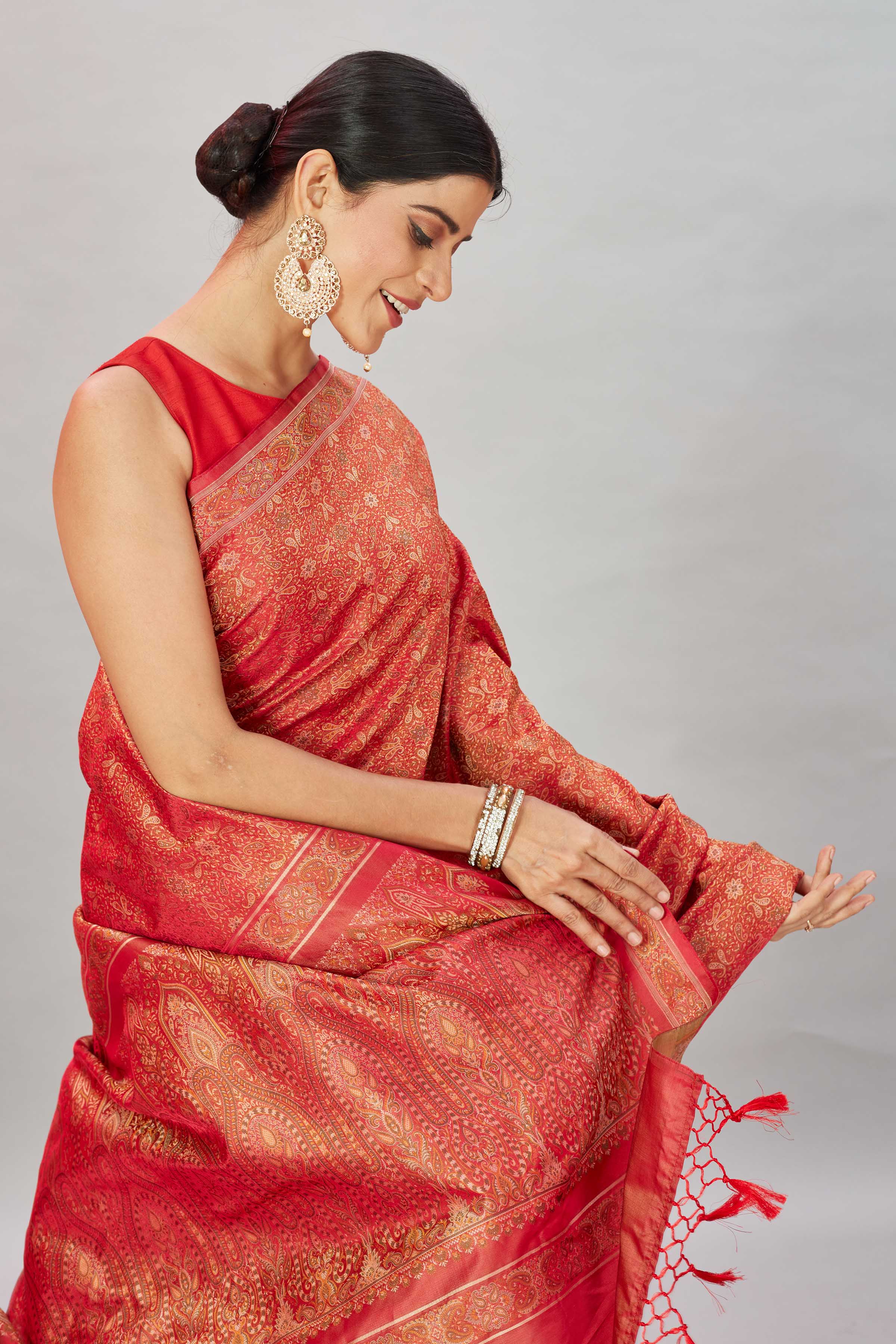 Shop red Tanchoi Banarasi saree online in USA with self zari buti and border. Look your best on festive occasions in latest designer saris, pure silk sarees, Kanjivaram silk sarees, handwoven saris, tussar silk sarees, embroidered sarees from Pure Elegance Indian clothing store in USA.-closeup