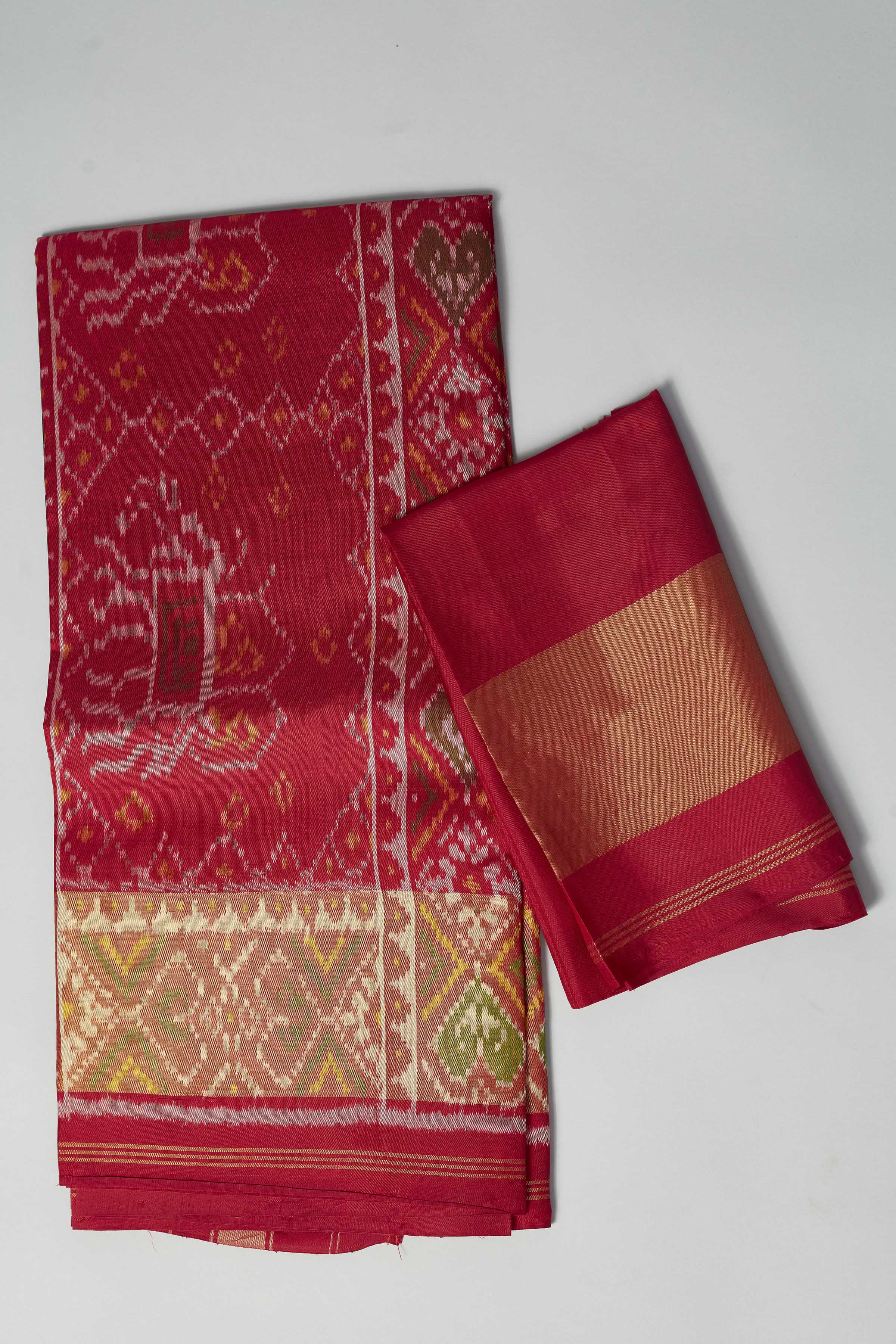 Shop bottle green silk Bandhej sari online in USA with red border. Look your best on festive occasions in latest designer saris, pure silk saris, Kanjivaram silk sarees, handwoven saris, tussar silk sarees, embroidered sarees from Pure Elegance Indian clothing store in USA.-closeup