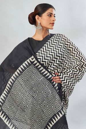 Buy white and black batik print saree online in USA. Look your best on festive occasions in latest designer saris, pure silk saris, tissue silk sarees, handwoven saris, tussar silk sarees, linen sarees,  summer sarees from Pure Elegance Indian clothing store in USA.-closeup