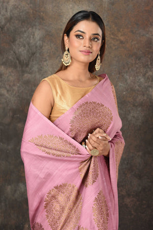 Shop onion pink Banarasi saree online in USA with antique zari motifs. Look royal at weddings and festive occasions in exquisite Banarasi saris, handwoven sarees, tussar silk sarees, Bollywood sarees, partywear sarees from Pure Elegance Indian saree store in USA.-closeup